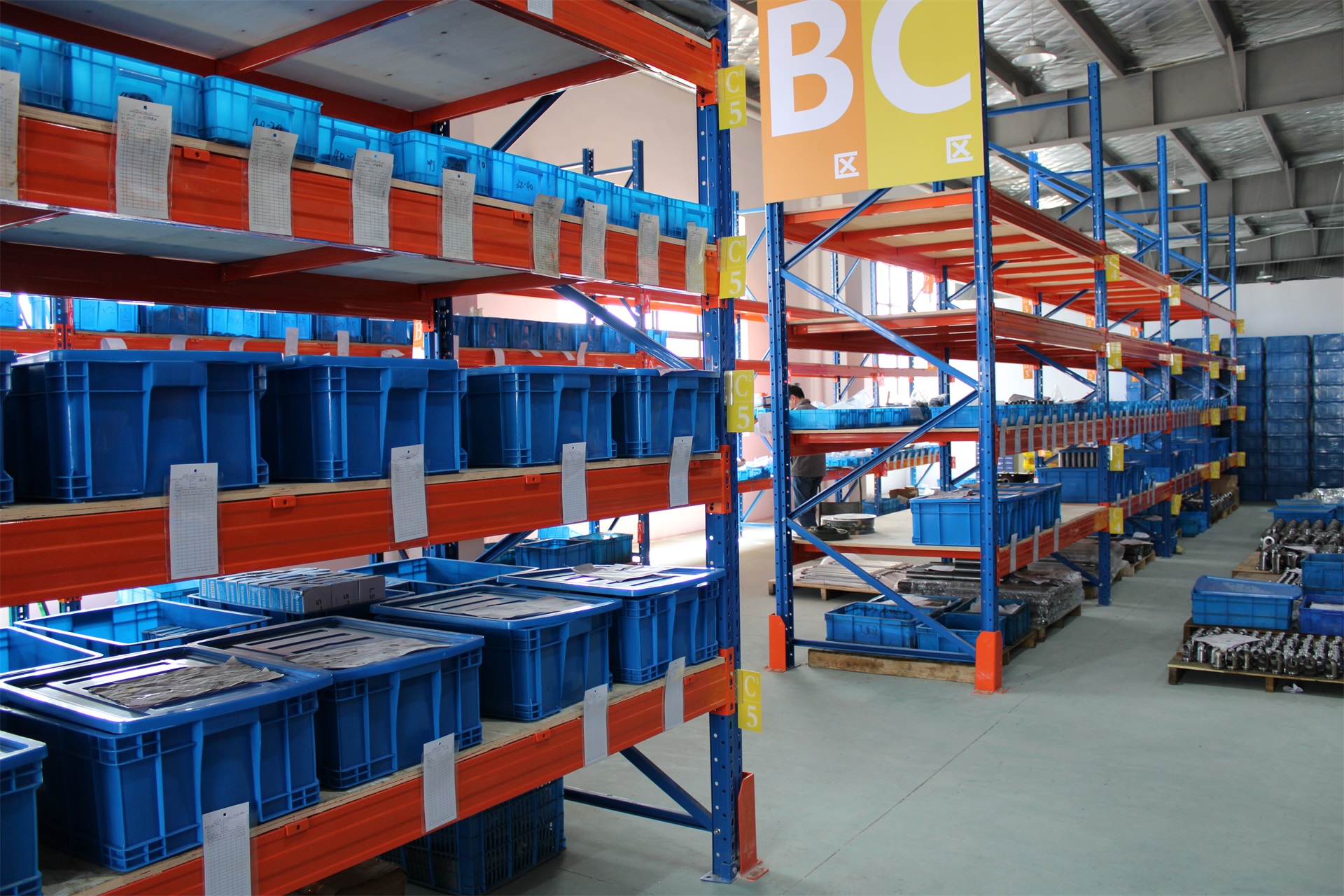 鹽城廠區薄型油缸成品區