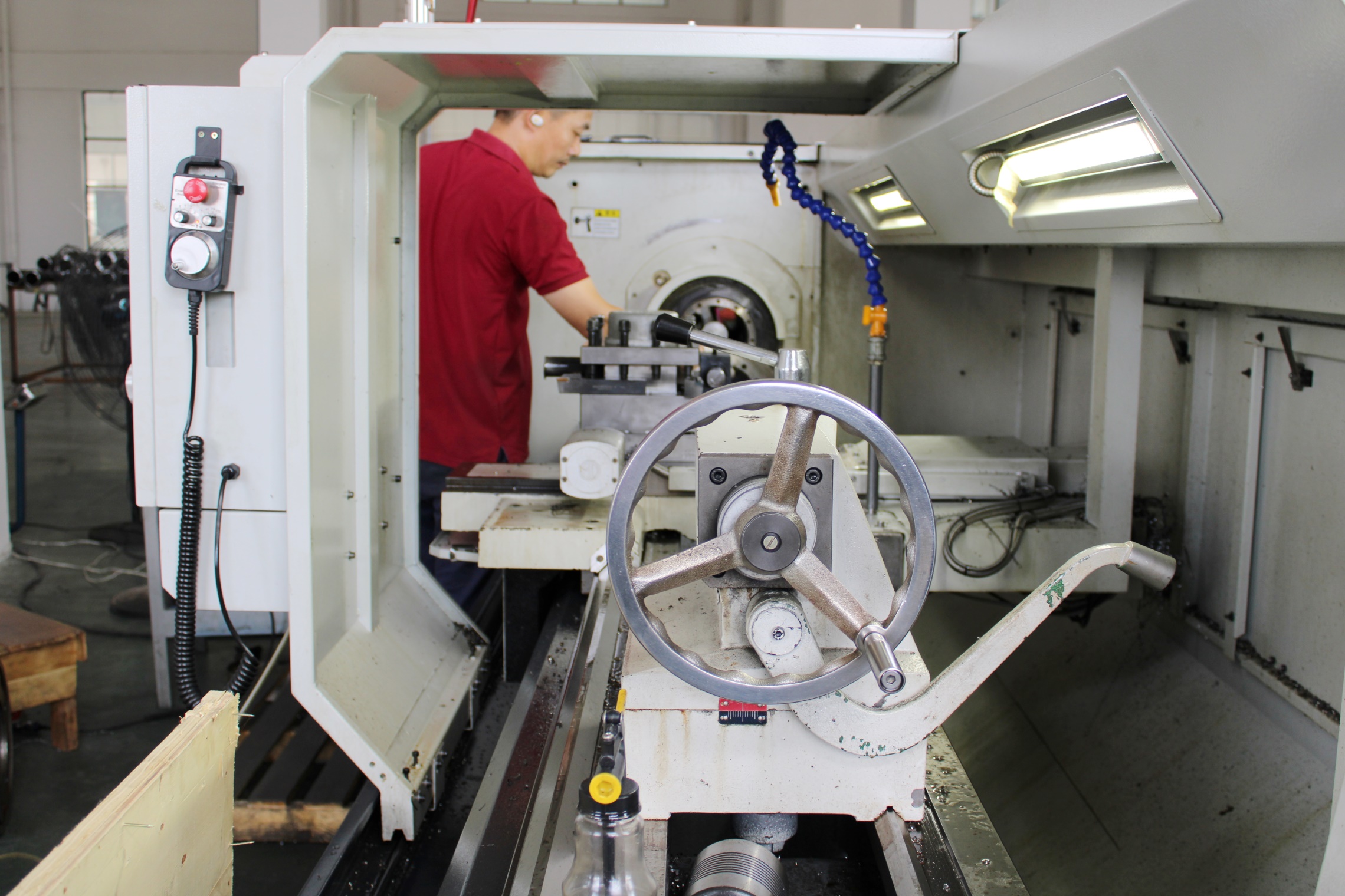 加工中心生產(chǎn)油缸設備